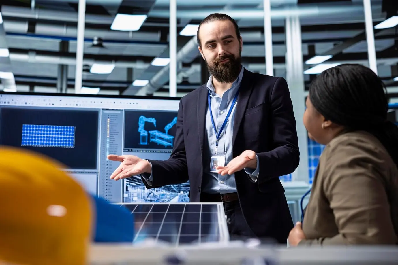 Geschäftsmänner einer Photovoltaikfabrik diskutieren Modernisierungen, die vorgenommen werden sollen, um die Verkäufe zu steigern.