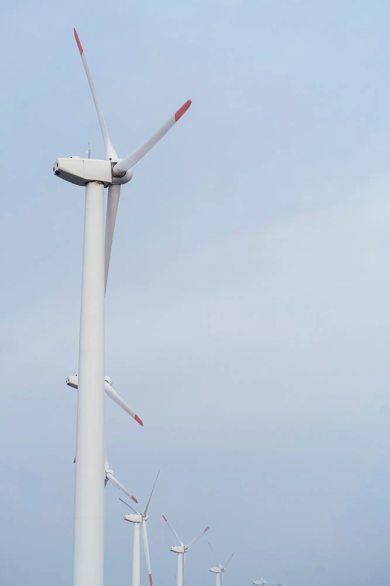 Seitliche Ansicht von Windkraftanlagen, die Energie erzeugen.