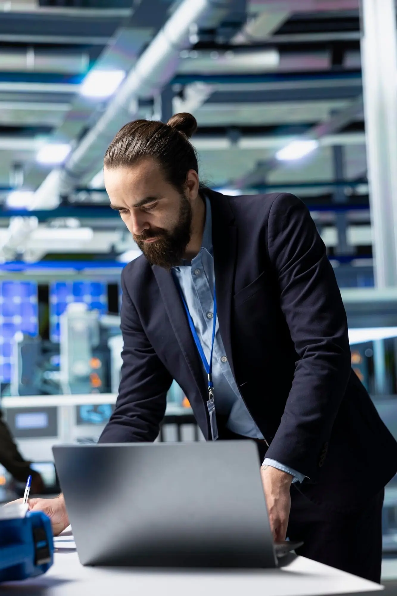 Generaldirektor im formellen Anzug, der eine Inspektion in einer Solarmodulfabrik durchführt
