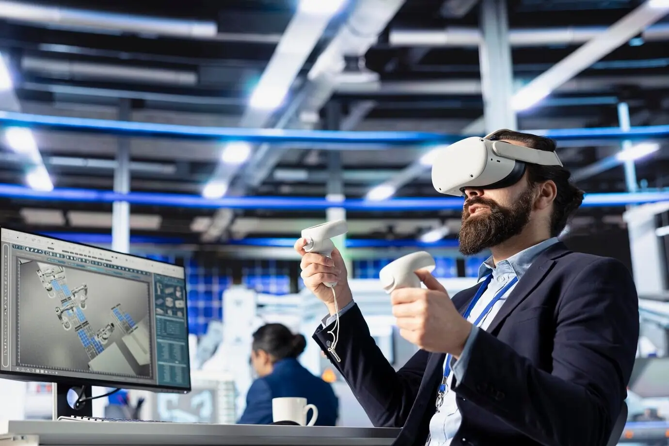 Ingenieur in einer Photovoltaikfabrik nutzt ein VR-Headset zur Verbesserung der Effizienz von Solarmodulen.