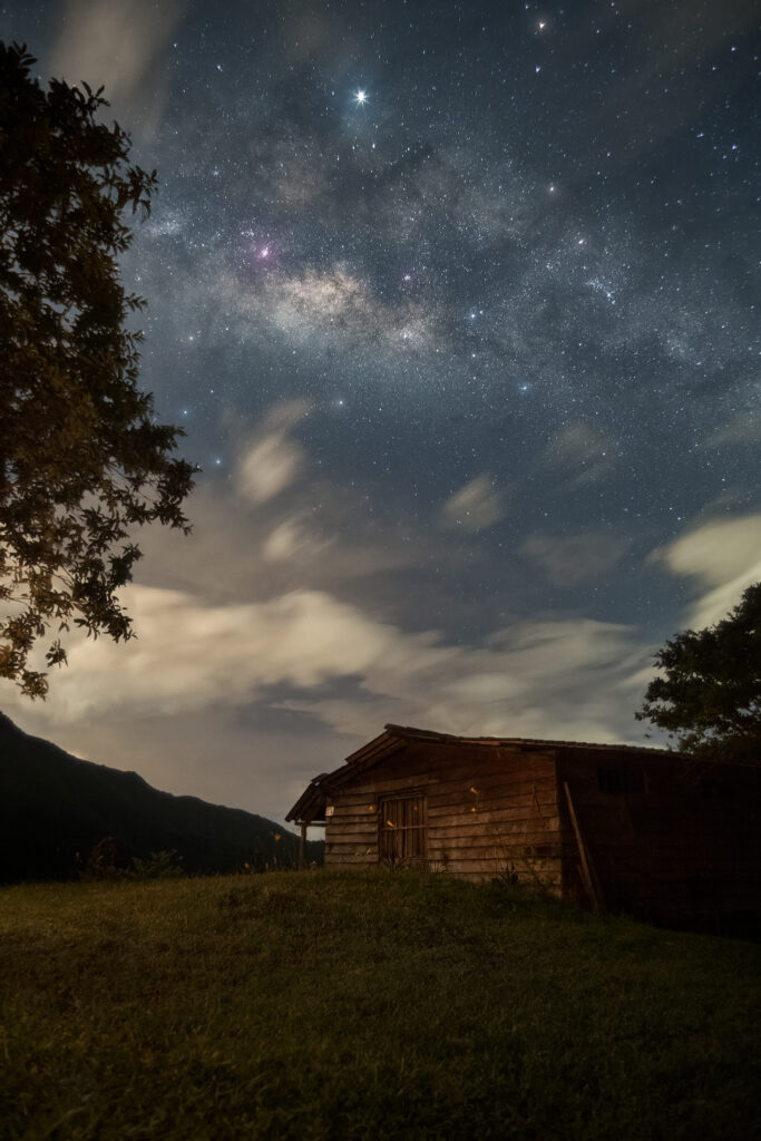 Una casita debajo de las estrellas.